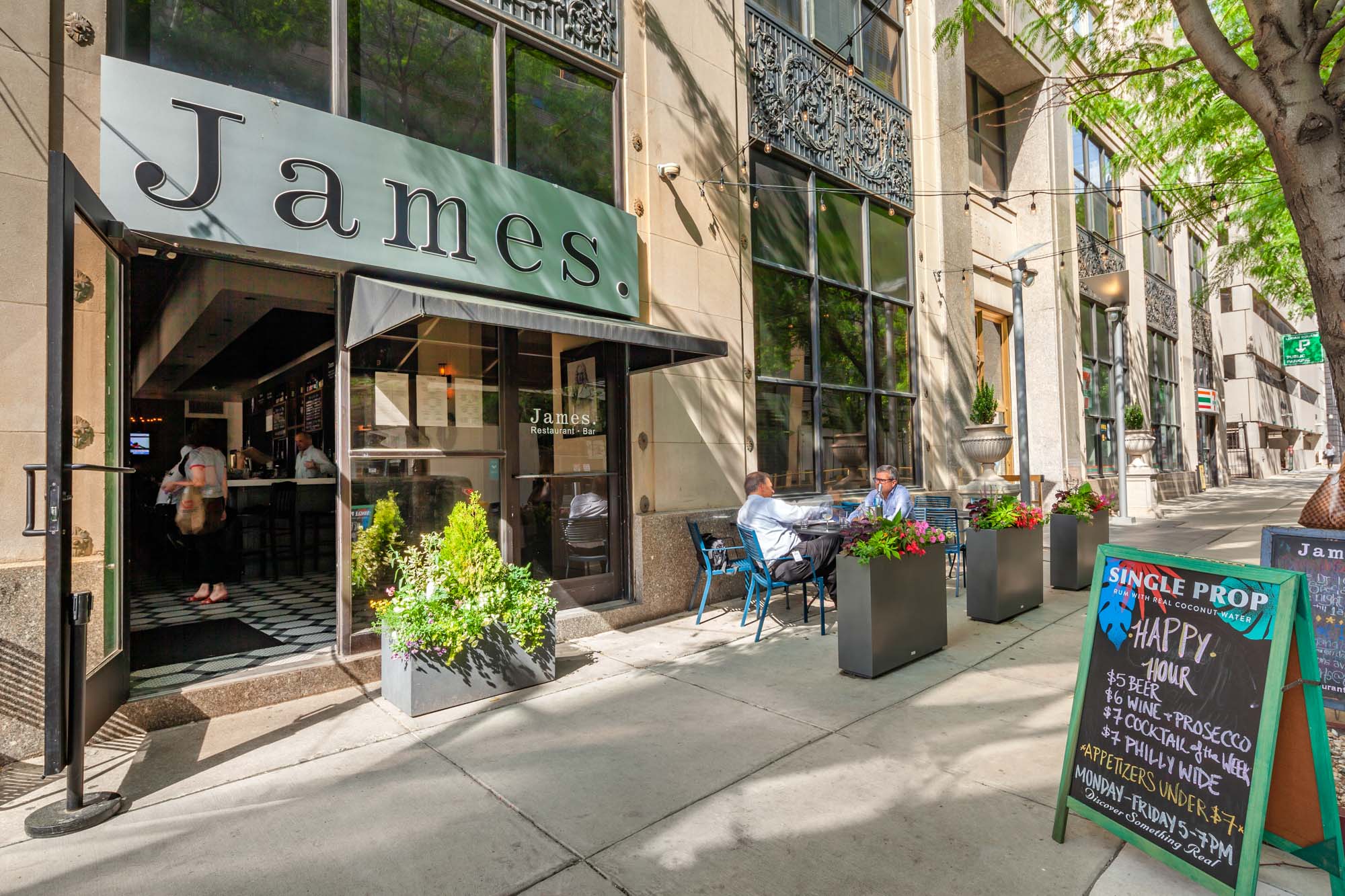 Dining near The Lofts at 1835 Arch in Philadelphia, PA